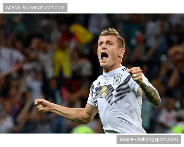 比赛第78分钟,皇马获得前场位置极佳任意球,由克罗斯主罚 比赛第78分钟,皇马获得前场位置极佳任意球,由克罗斯主罚