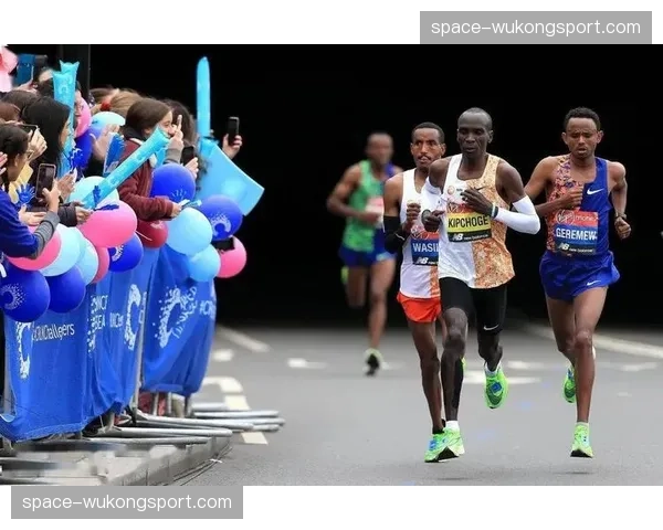 伦敦马拉松报名人数再创新高,大众跑步热情持续升温 伦敦马拉松报名人数再创新高,大众跑步热情持续升温