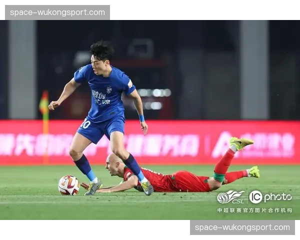 武汉三镇3-2绝杀河南队，阿齐兹最后时刻头球建功